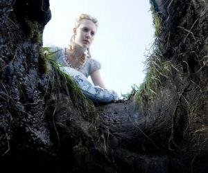 пазл Алиса (Миа Wasikowska), чтобы попасть в Rabbit Hole сделает Wonderland